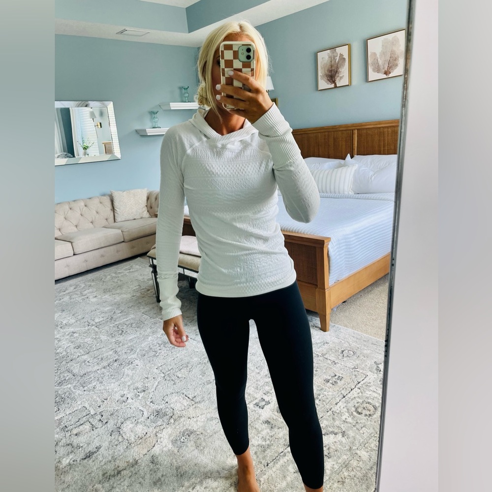 Lululemon long sleeve hooded shirt size 4